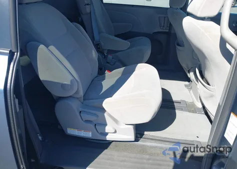 2015 Toyota Sienna Le 8 Passenger z USA, uszkodzony, nr VIN 5TDKK3DC8FS570553